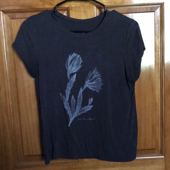 Tee with flower - Picture 1 of 1